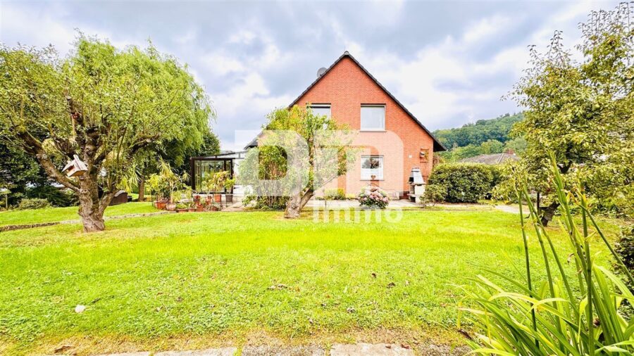 Modernisiertes Einfamilienhaus mit Einliegerwohnung, Wintergarten, Sauna und 2 Garagen - Großer Gartenbereich